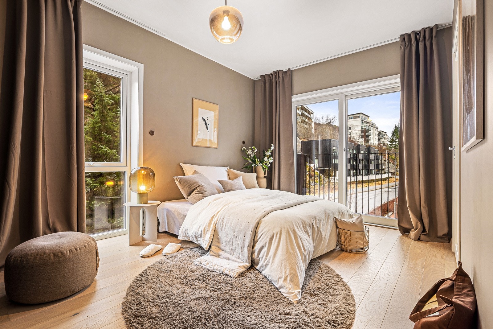 Romslig hovedsoverom med god plass til dobbeltseng, nattbord og øvrig lagring Galleribilde