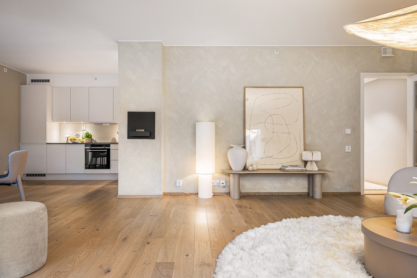 Kjøkkenet praktisk plassert i egen "krok" i enden av stuen Galleribilde