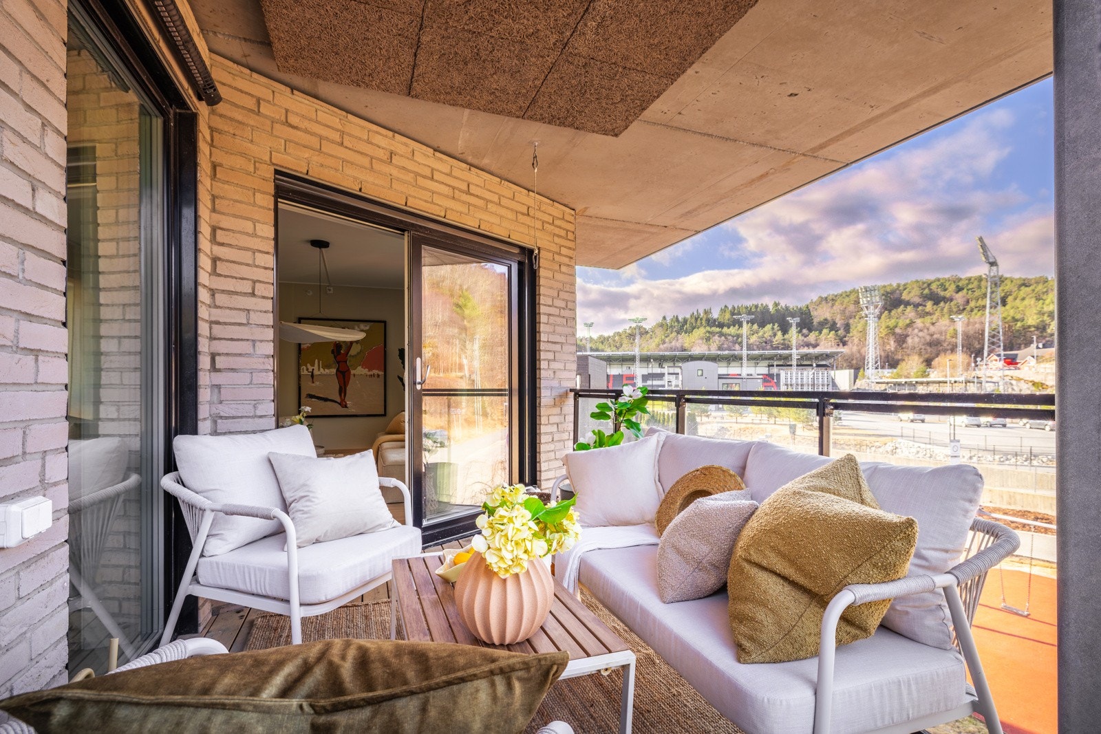 Herlig balkong med god plass til sittegrupper Galleribilde