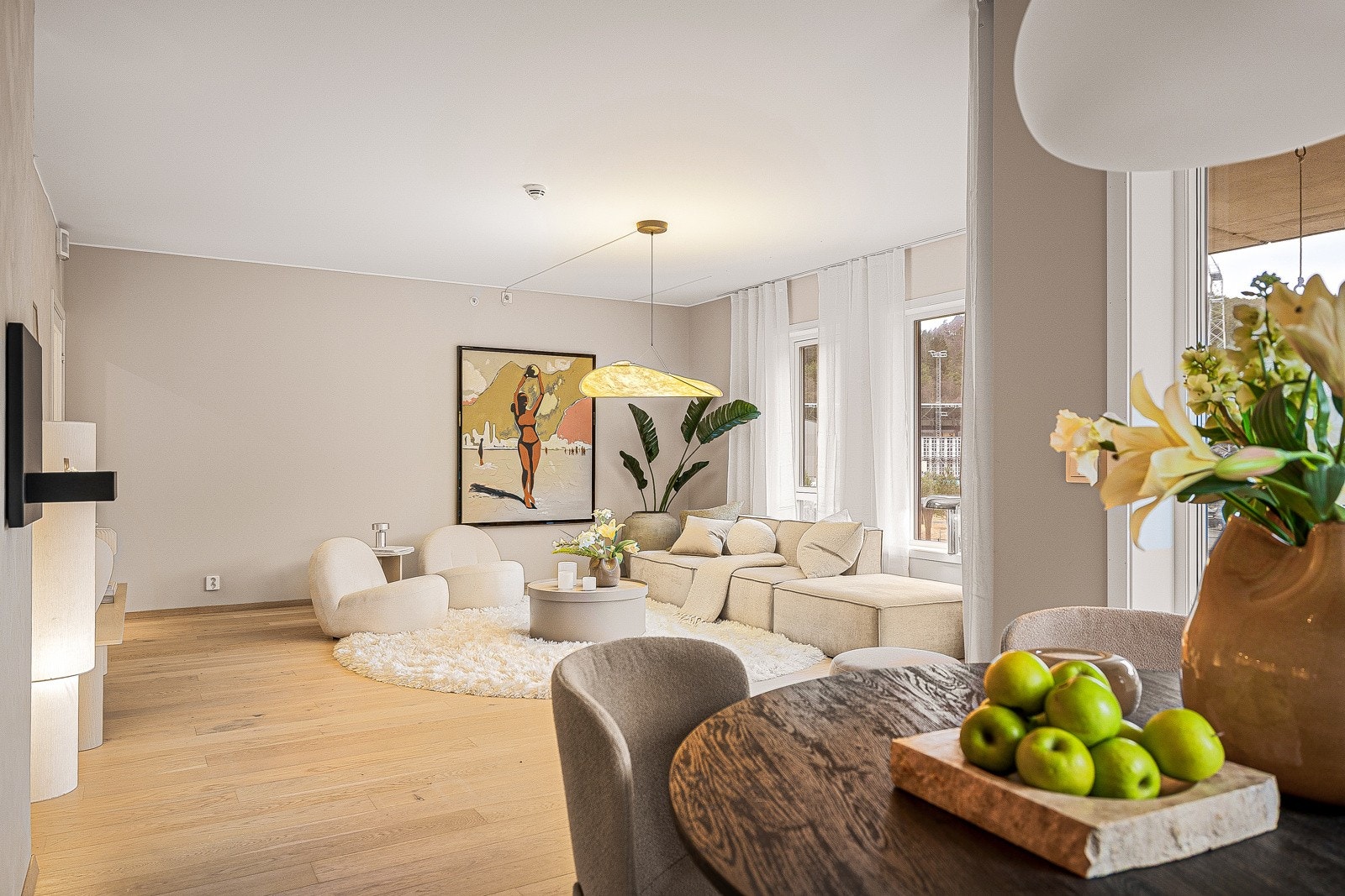 Stuen er av god størrelse her sett fra spisebord ved kjøkken Galleribilde