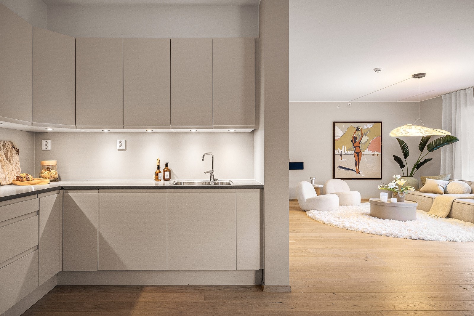 Kjøkken er fint avskjermet fra stuen Galleribilde