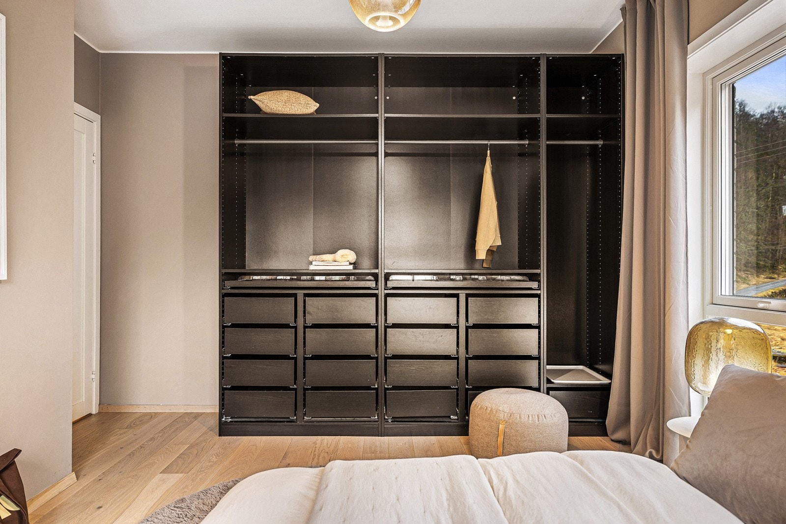 Mye god plass til garderobeløsninger Galleribilde