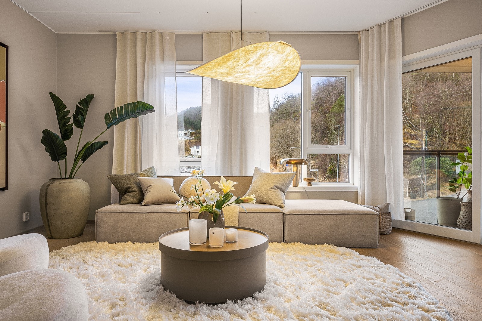 Store vinduer sørger for godt lysinnslipp i leiligheten Galleribilde