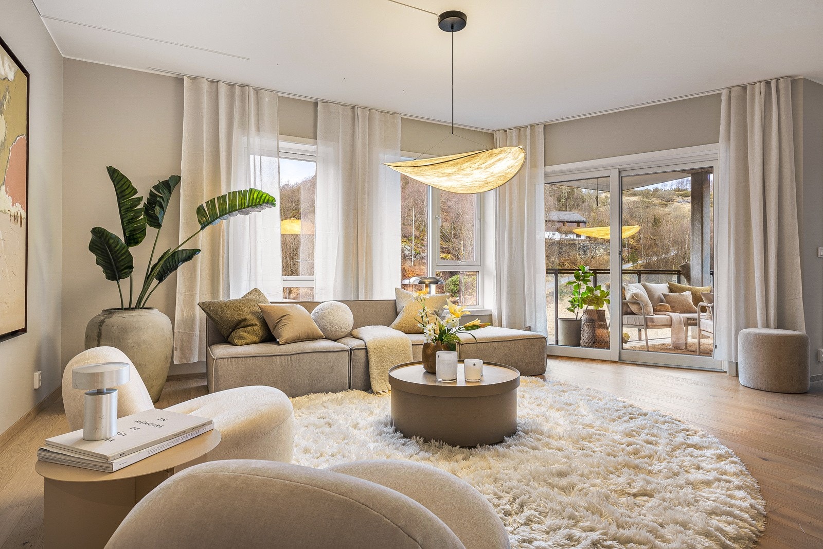 Delikate overflater preger hele leiligheten Galleribilde