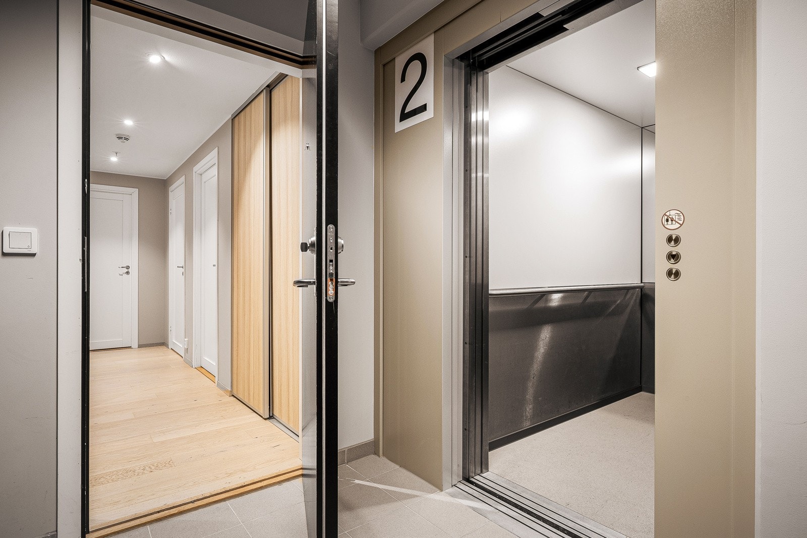 Heis like ved inngangsdøren. Denne bringer deg tørrskodd ned i garasjen Galleribilde