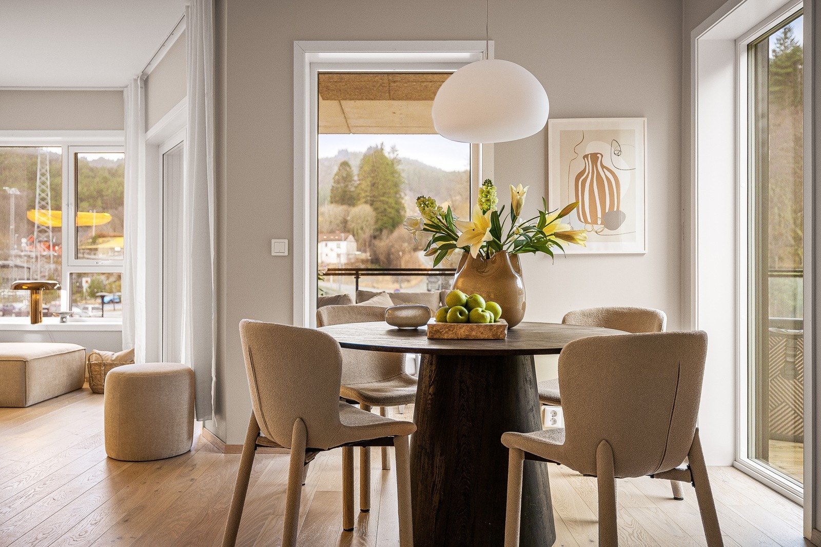 God plass til stort spisebord ved kjøkken Galleribilde