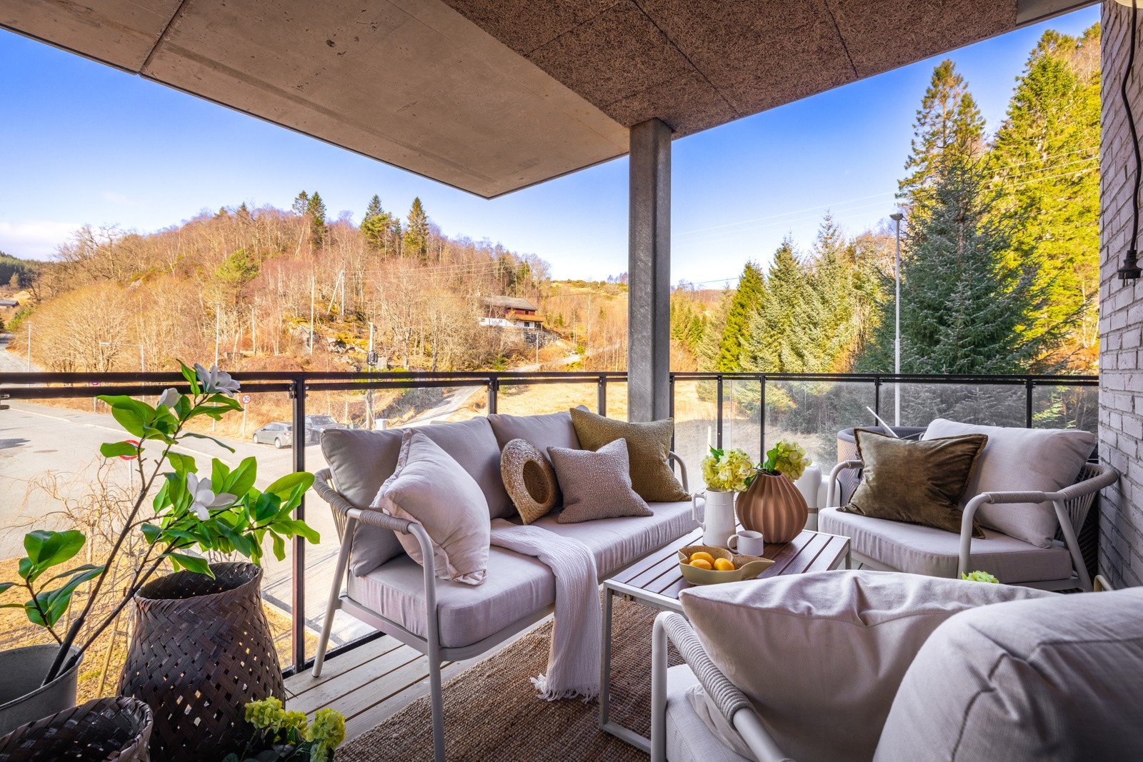 Stor solrik balkong med utgang fra stue Galleribilde