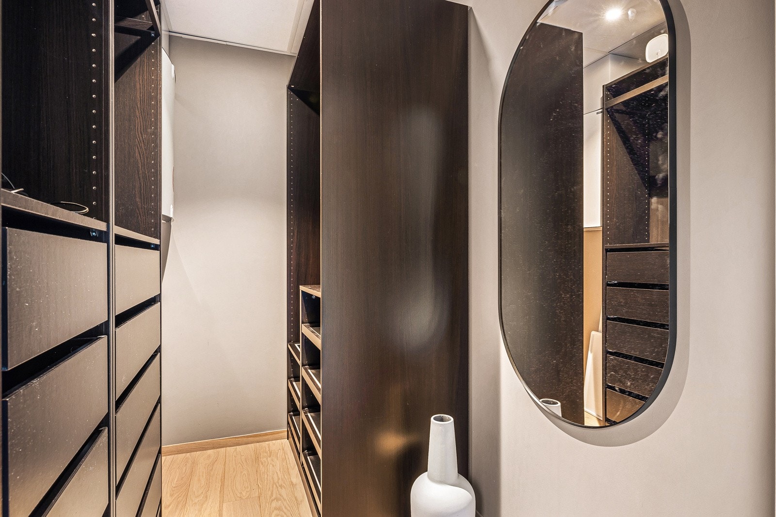 Walk-in garderobe ved hovedsoverom Galleribilde