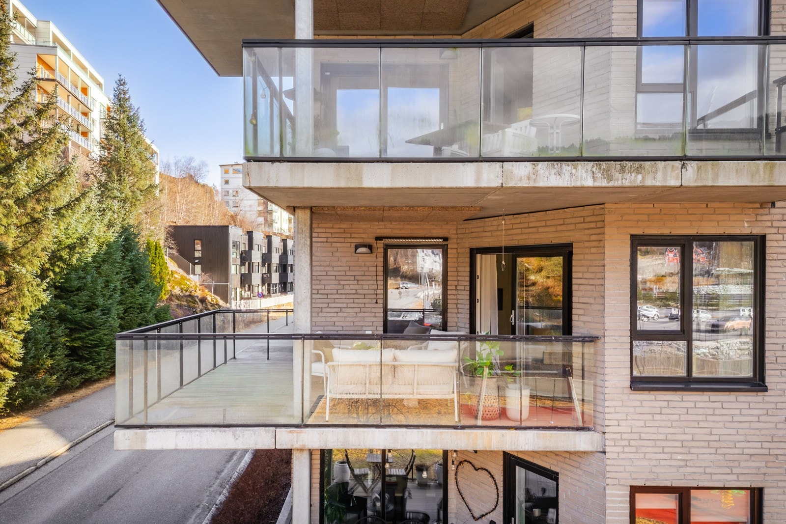 Balkongen er stor og strekker seg rundt hjørnet på leiligheten Galleribilde