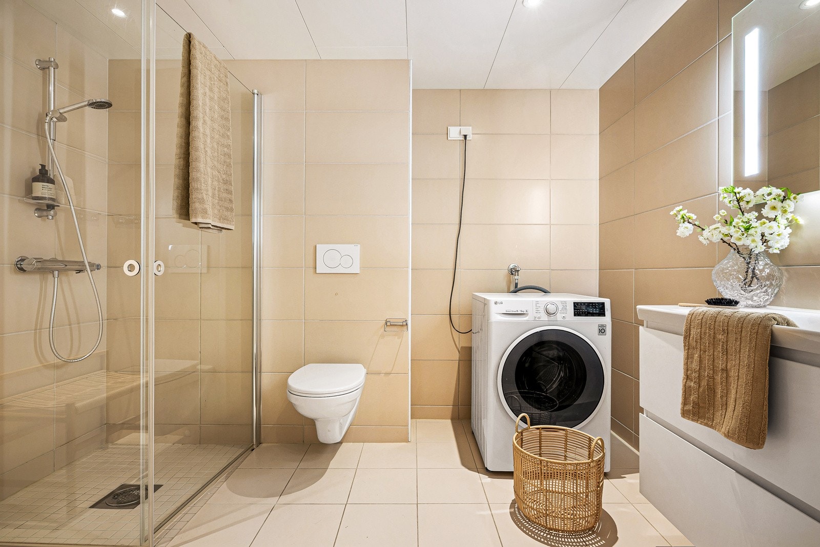 Romslig helfliset brad med opplegg for vaskemaskin Galleribilde