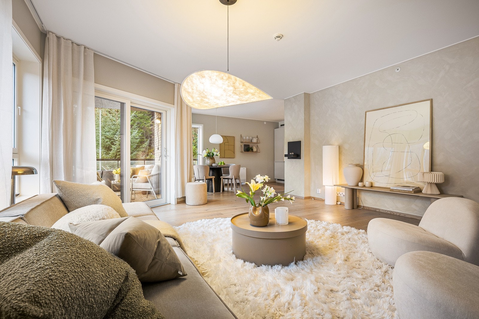 Meget velfungerende planløsning med plass til flere sittegrupper Galleribilde