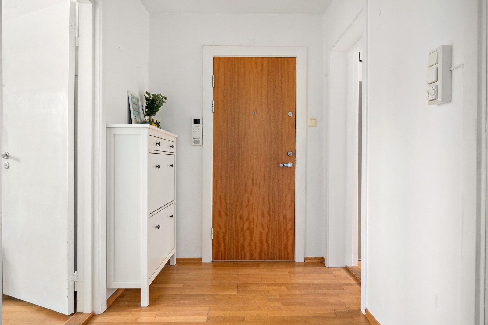 Velkommen inn i en romslig entré med plass til skoskap og knagger. Galleribilde