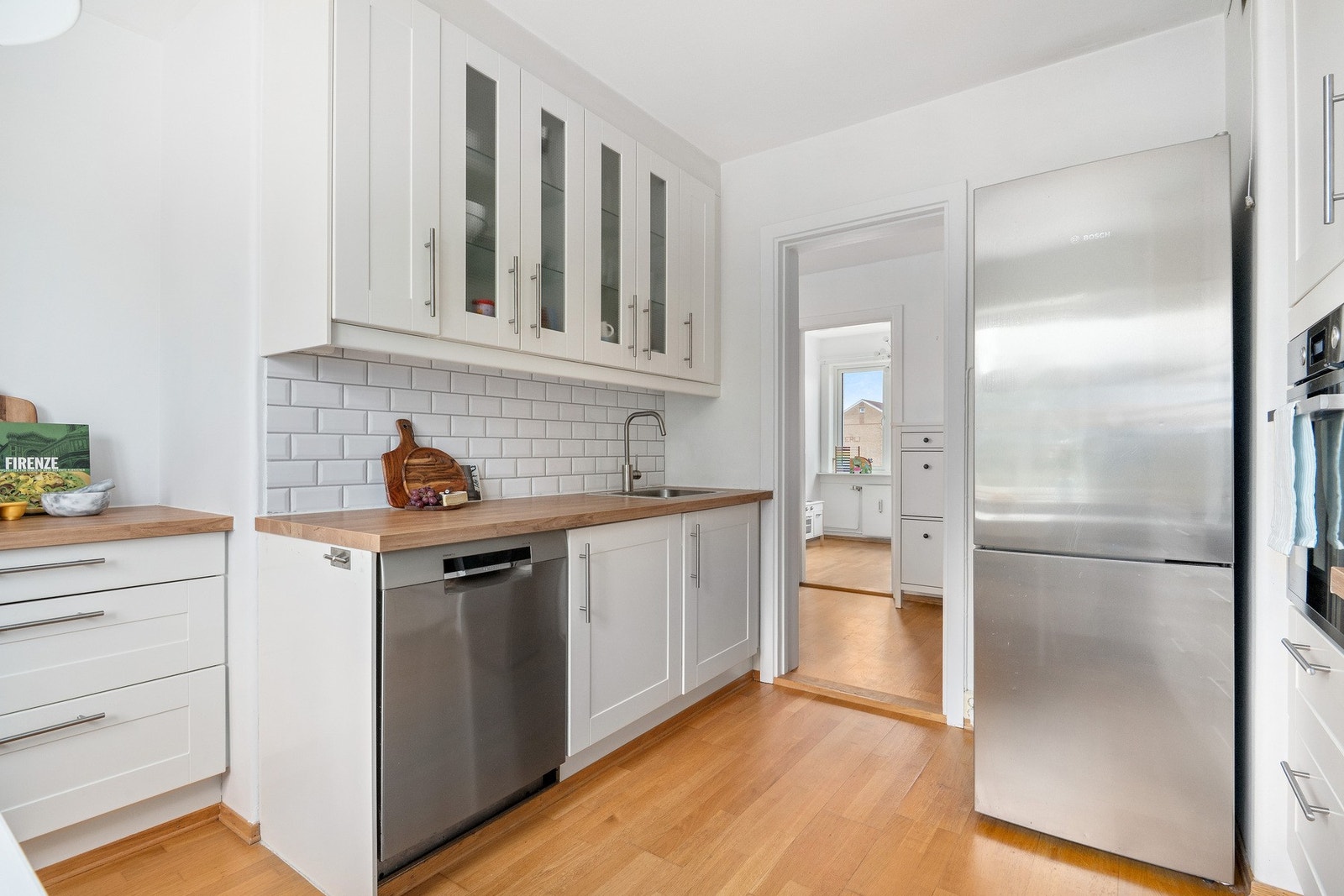 Her er det rikelig med benkeplass og gode arbeidsflater. Kjøkkenet er separat, noe som gir en rolig og skjermet sone for matlaging. Galleribilde