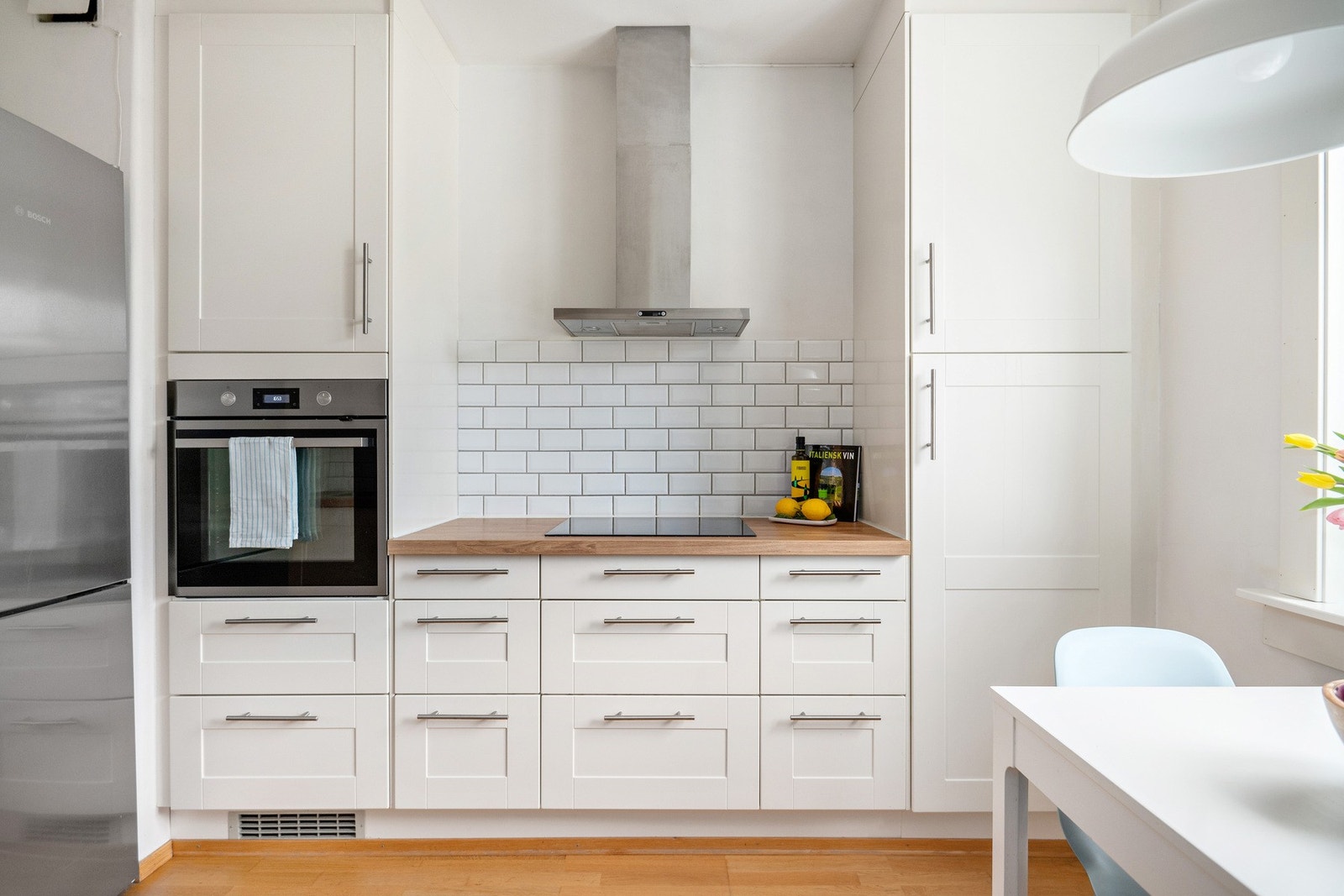 På kjøkkenet finner du nyere hvitevarer med Bosch oppvaskmaskin (2021), IKEA induksjonskoketopp (2023), og IKEA komfyr (2024). Galleribilde