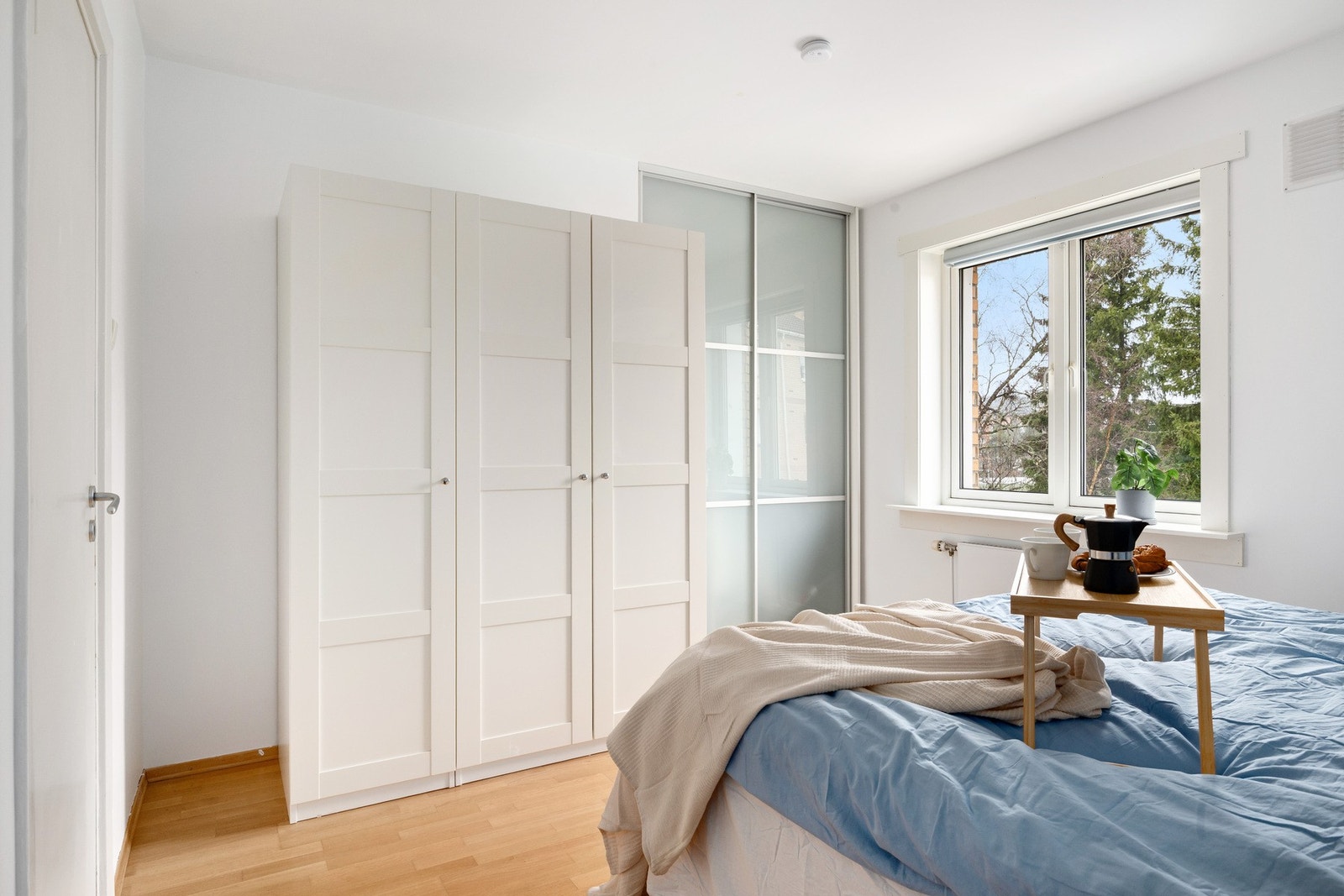 Her er det også rikelig med oppbevaring i garderobeskap og skyvedørsgarderobe. Galleribilde