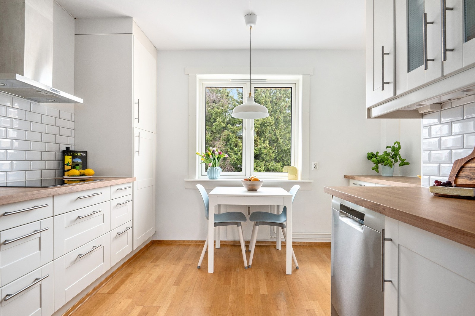 Pent IKEA-kjøkken fra 2008 med profilerte fronter og ny laminat benkeplate fra 2023! Galleribilde