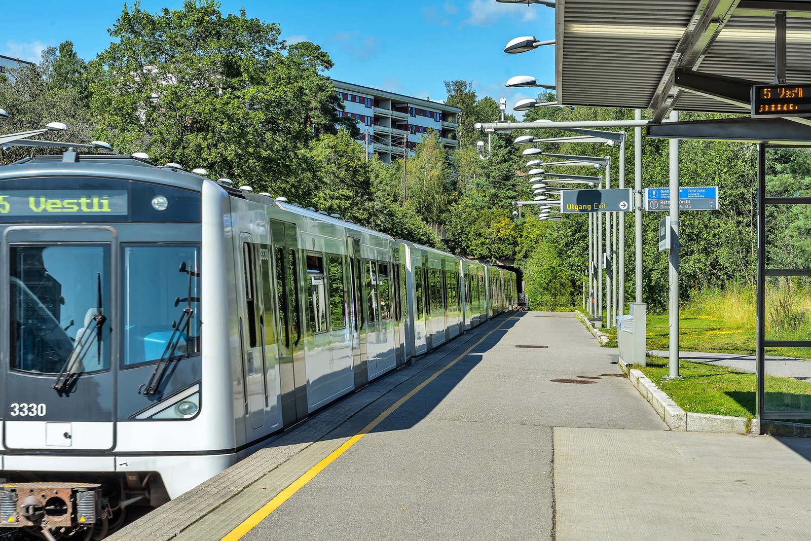 Det er gode kollektivmuligheter i området med buss, t-bane og tog. Galleribilde
