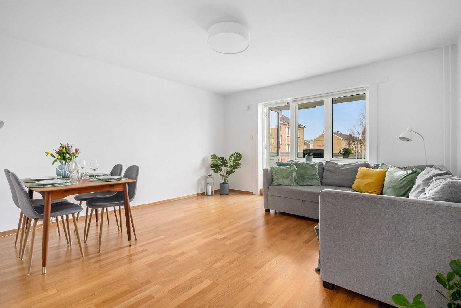 Dette er en lys og trivelig stue med eikeparkett på gulv og lysmalte vegger. Her er det nyere vinduer med isolerglass fra 2016. Galleribilde