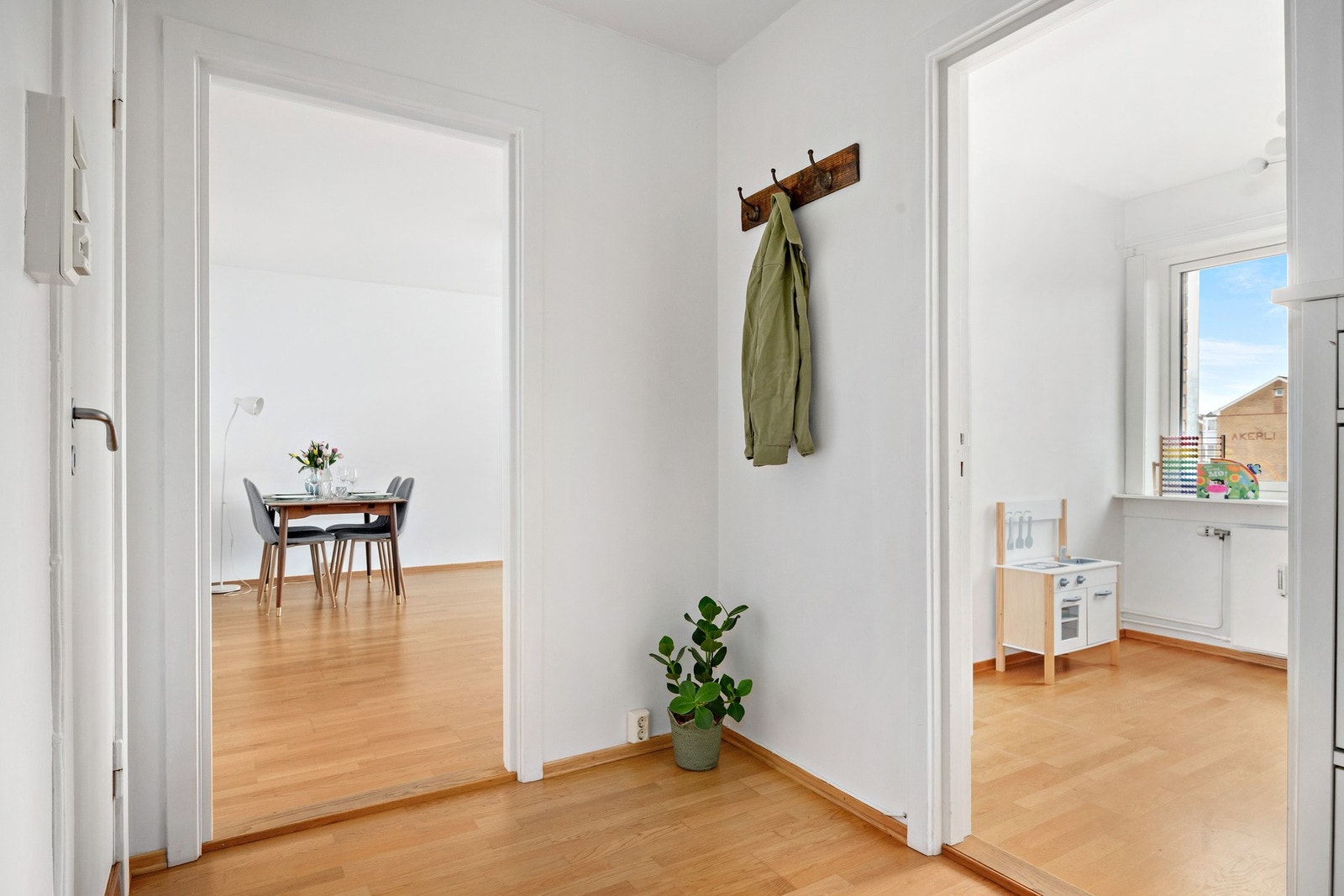 Entréen fungerer som et naturlig knutepunkt og binder boligens øvrige rom sammen på en funksjonell måte. Galleribilde