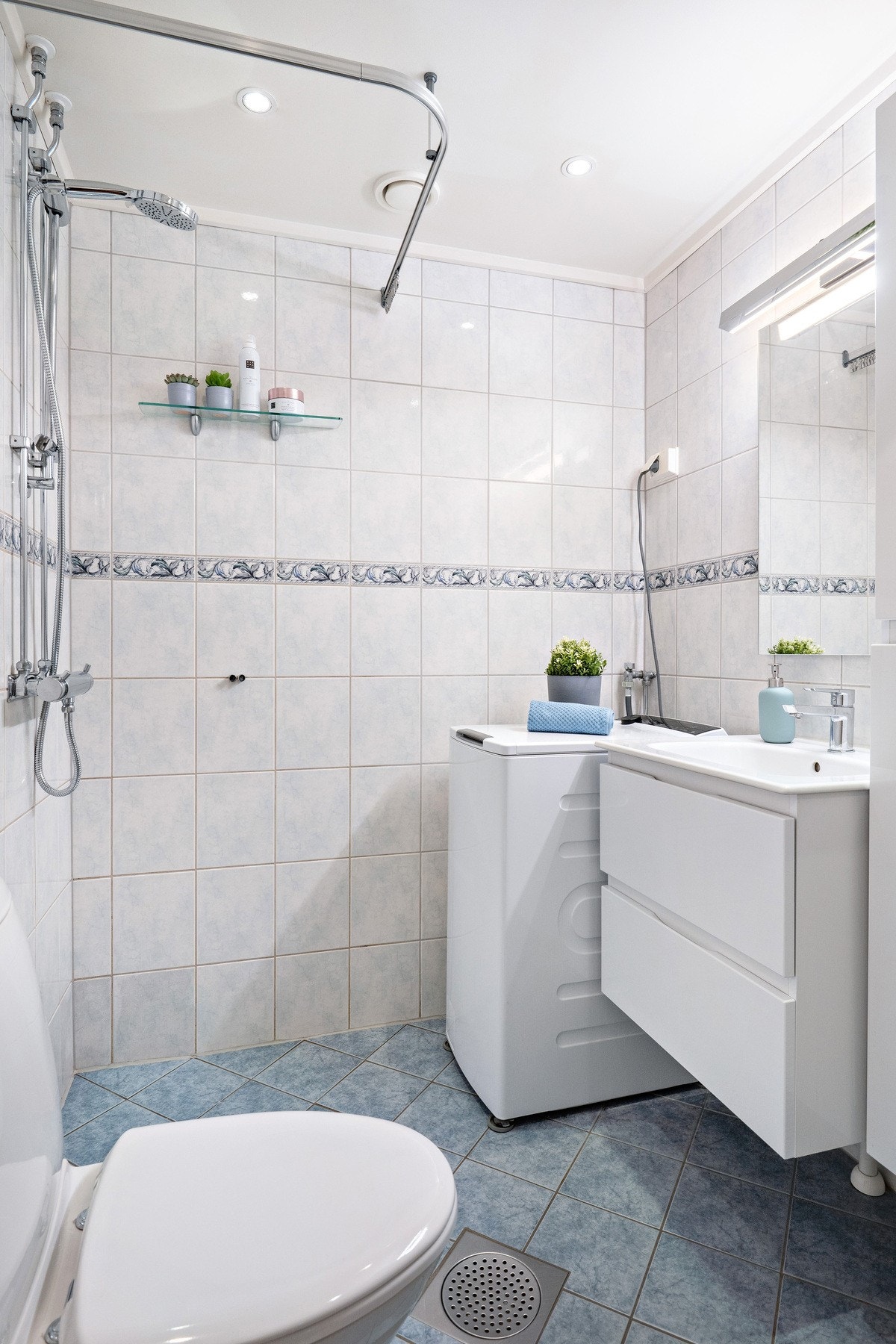 Pent og funksjonelt bad pusset opp i regi av borettslaget 2006/2007, oppgradert med baderomsinnredning, speil og lampe over speil i 2024. Galleribilde