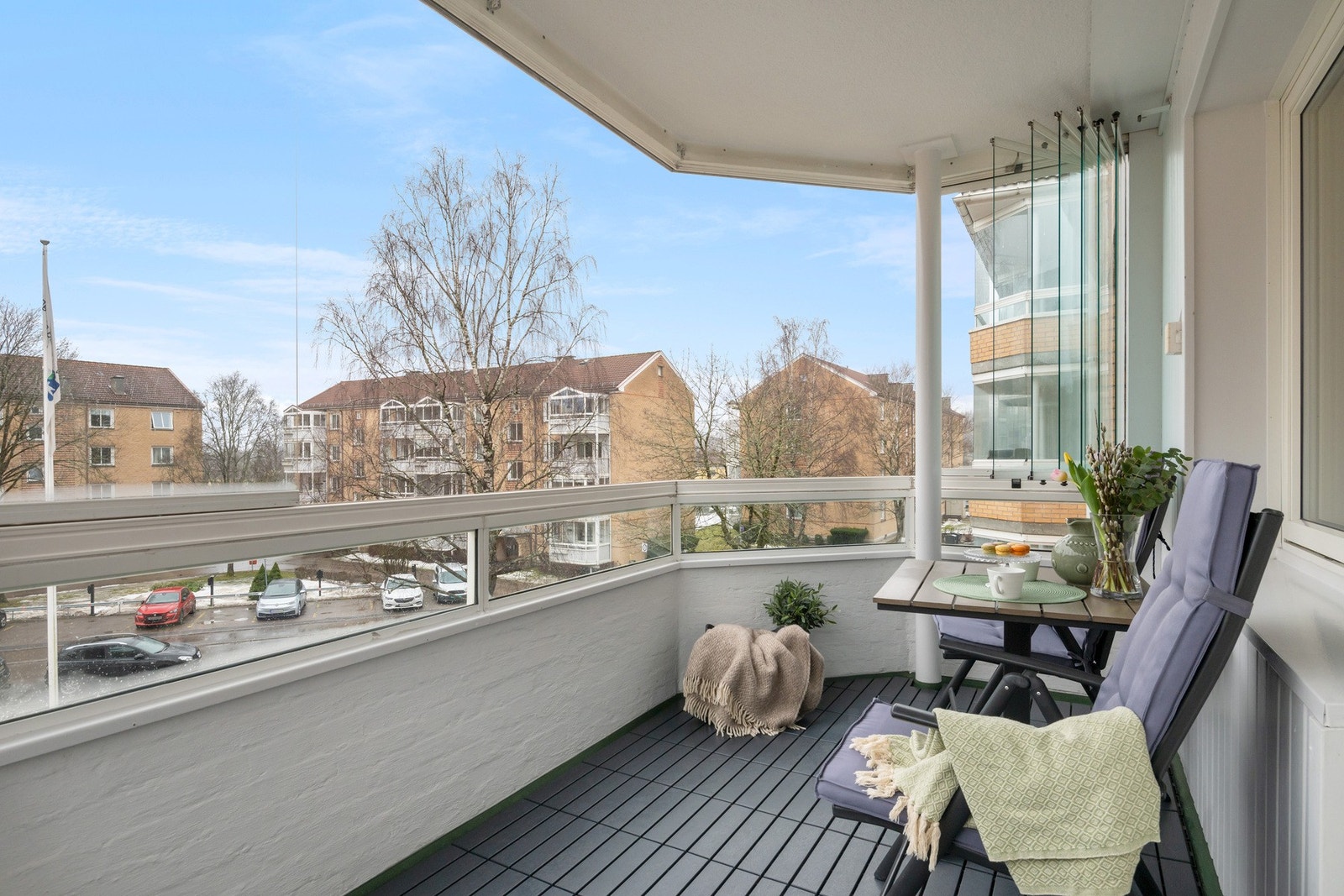 Fra stuen er det utgang til en herlig Innglasset balkong på. 6 m². Galleribilde