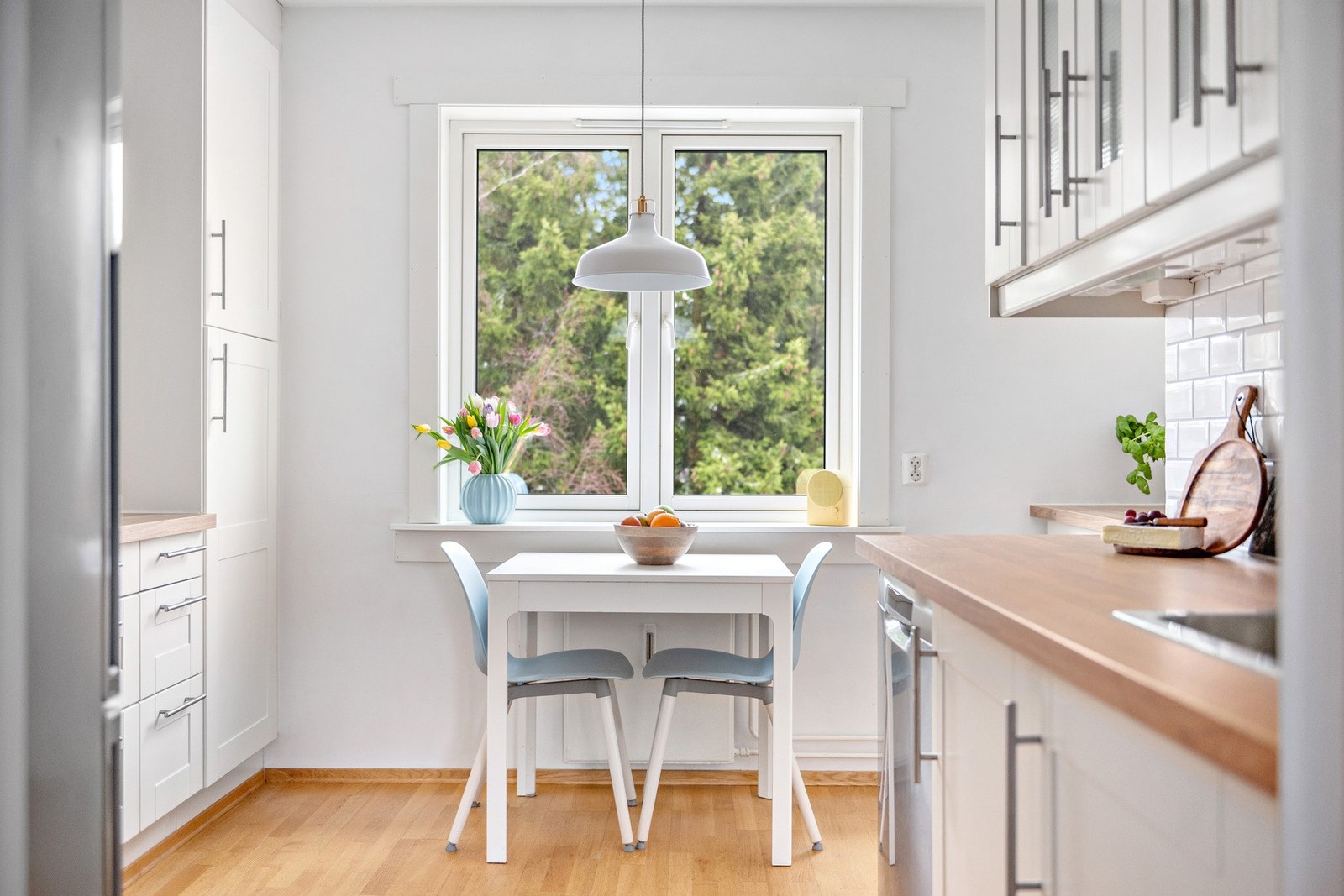 Det er plass til et lite frokostbord ved vinduet, hvor du kan starte dagen med kaffekoppen i hånden, nyte utsikten mot grøntområdene og titte på spurvene som kvitrer i trærne utenfor. Galleribilde