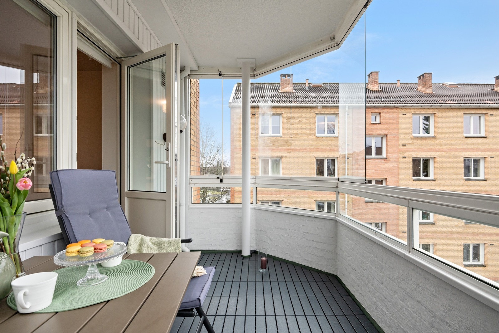 Innglassingen kan enkelt åpnes på varme dager eller lukkes når du ønsker en lun og skjermet sone. Galleribilde