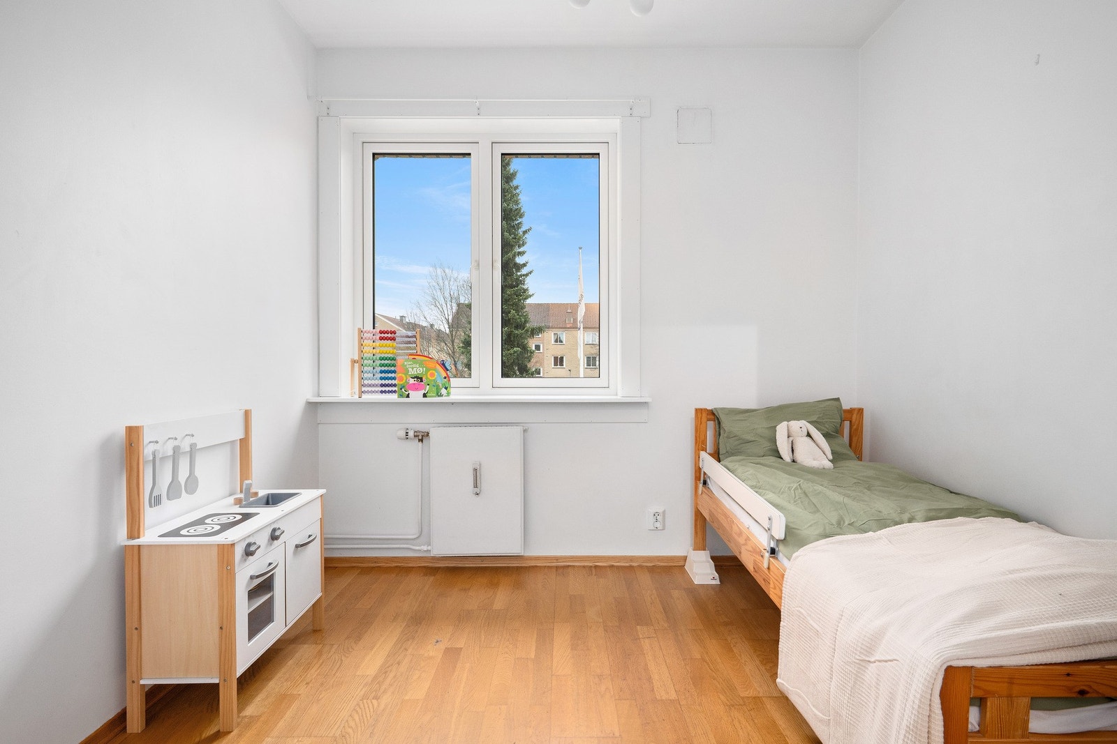 Soverom nr. 2 er sjenerøs i størrelse. Galleribilde