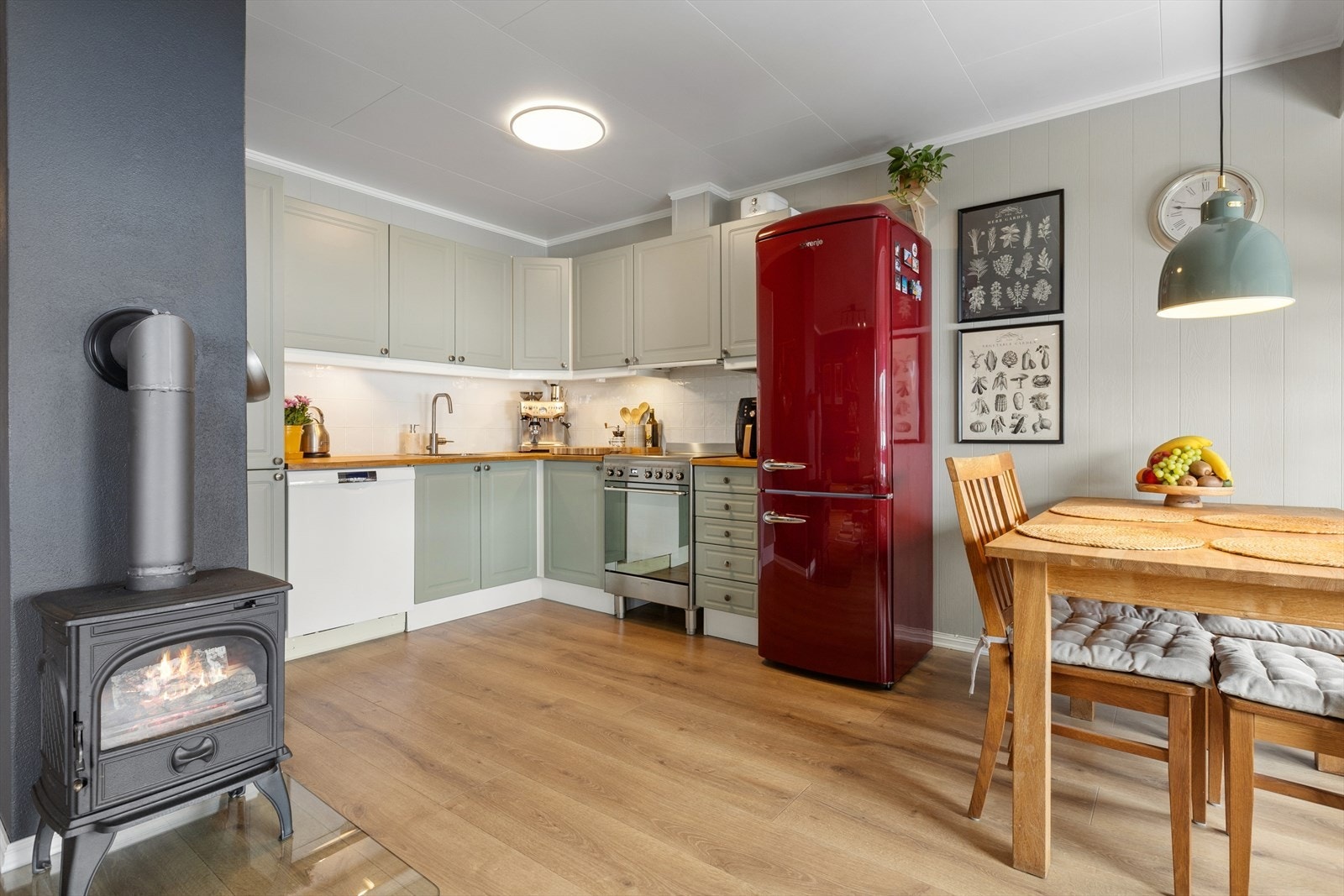 Benkeplaten og vasken ble byttet i 2024 mens skapene ble malt i 2026. Galleribilde