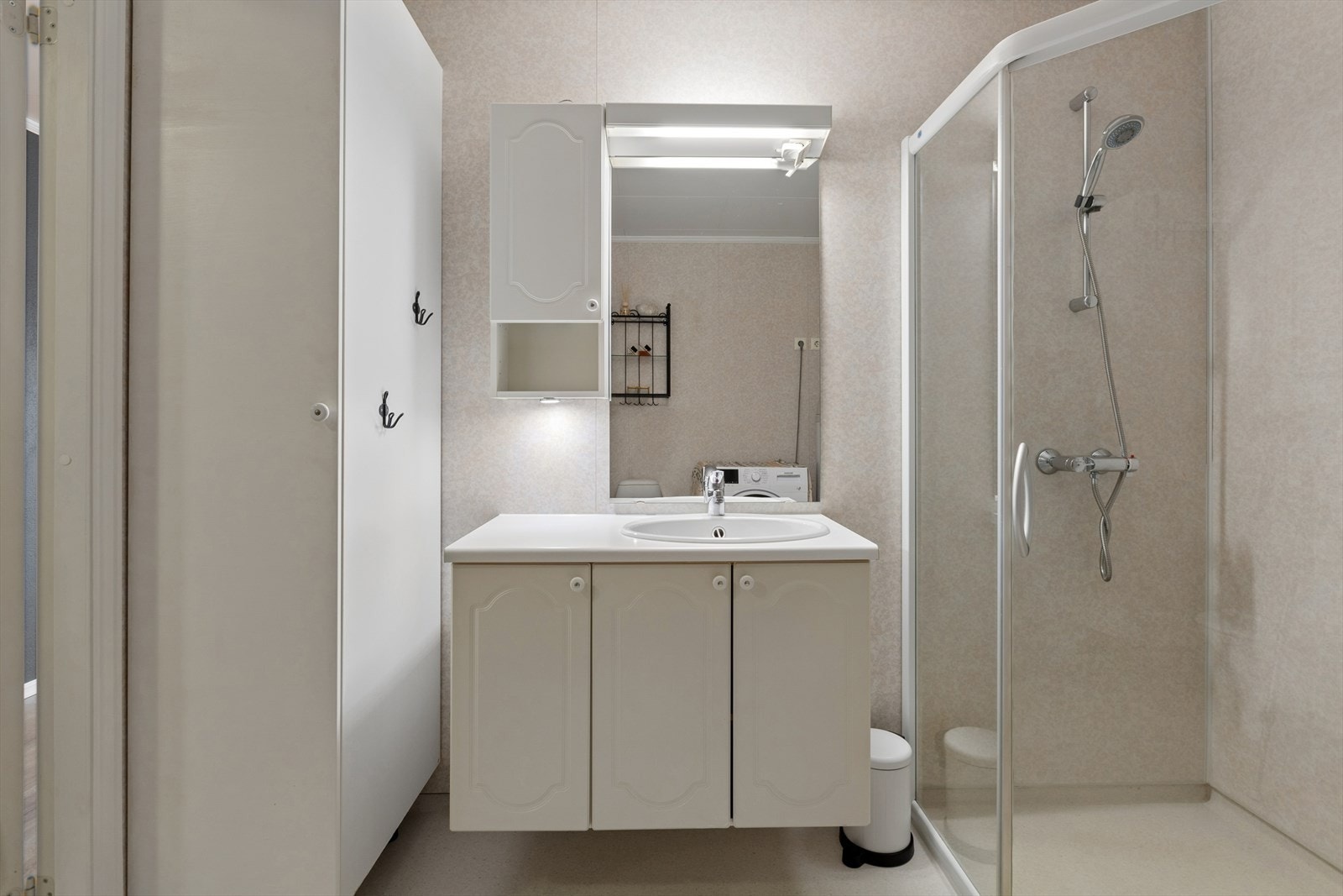 Badet har et lyst og stilrent servant. Galleribilde