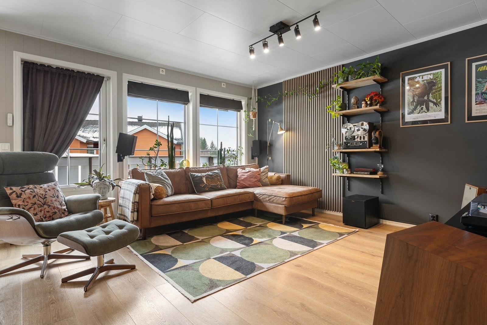 Stuen har flare møblerings muligheter da det er god plass til en sofa med sjeslong. Galleribilde