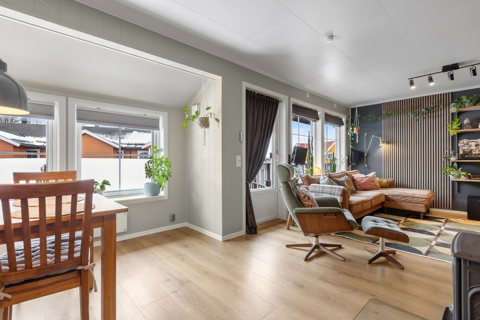 Stuen har store vindusflater som gir rikelig med naturlig lysinnslipp. Galleribilde