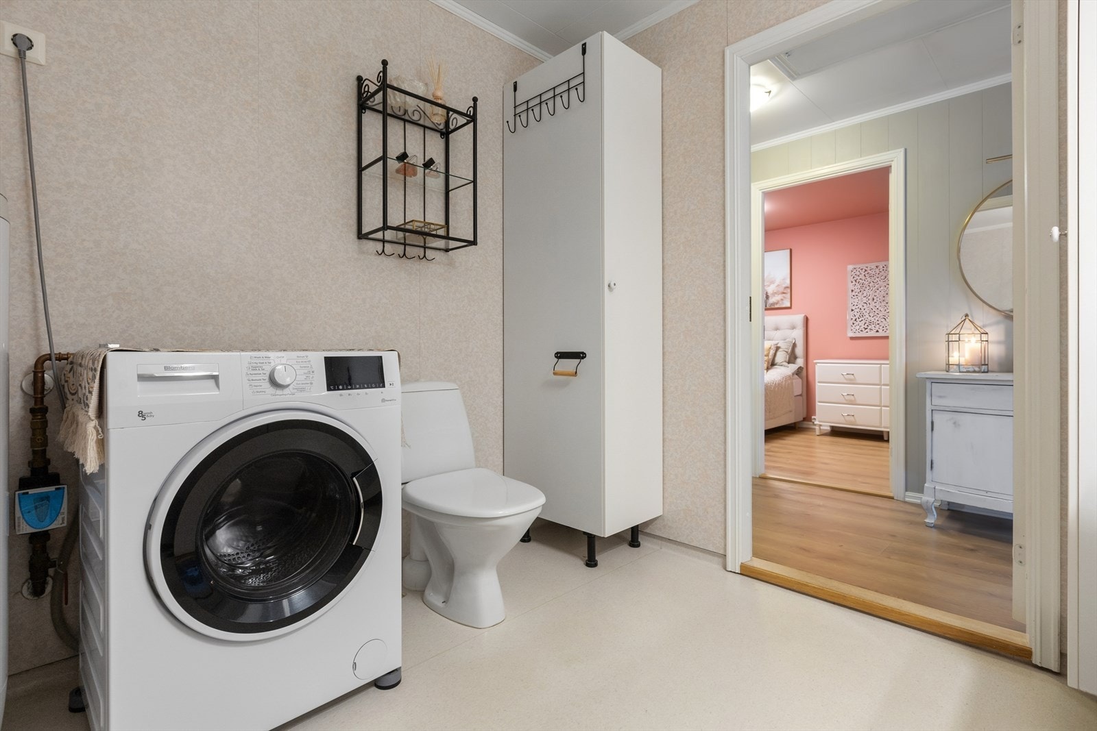 Badet er praktisk og har plass til vaskemaskin og oppbevaring. Galleribilde