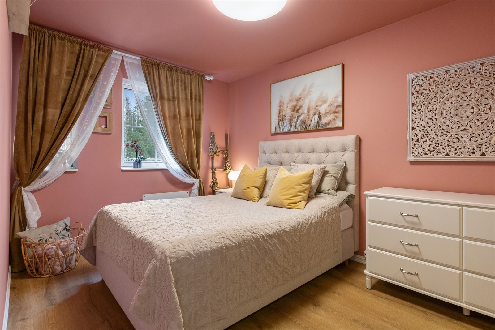 Lyst soverom som har god plass til seng og annen innredning. Galleribilde