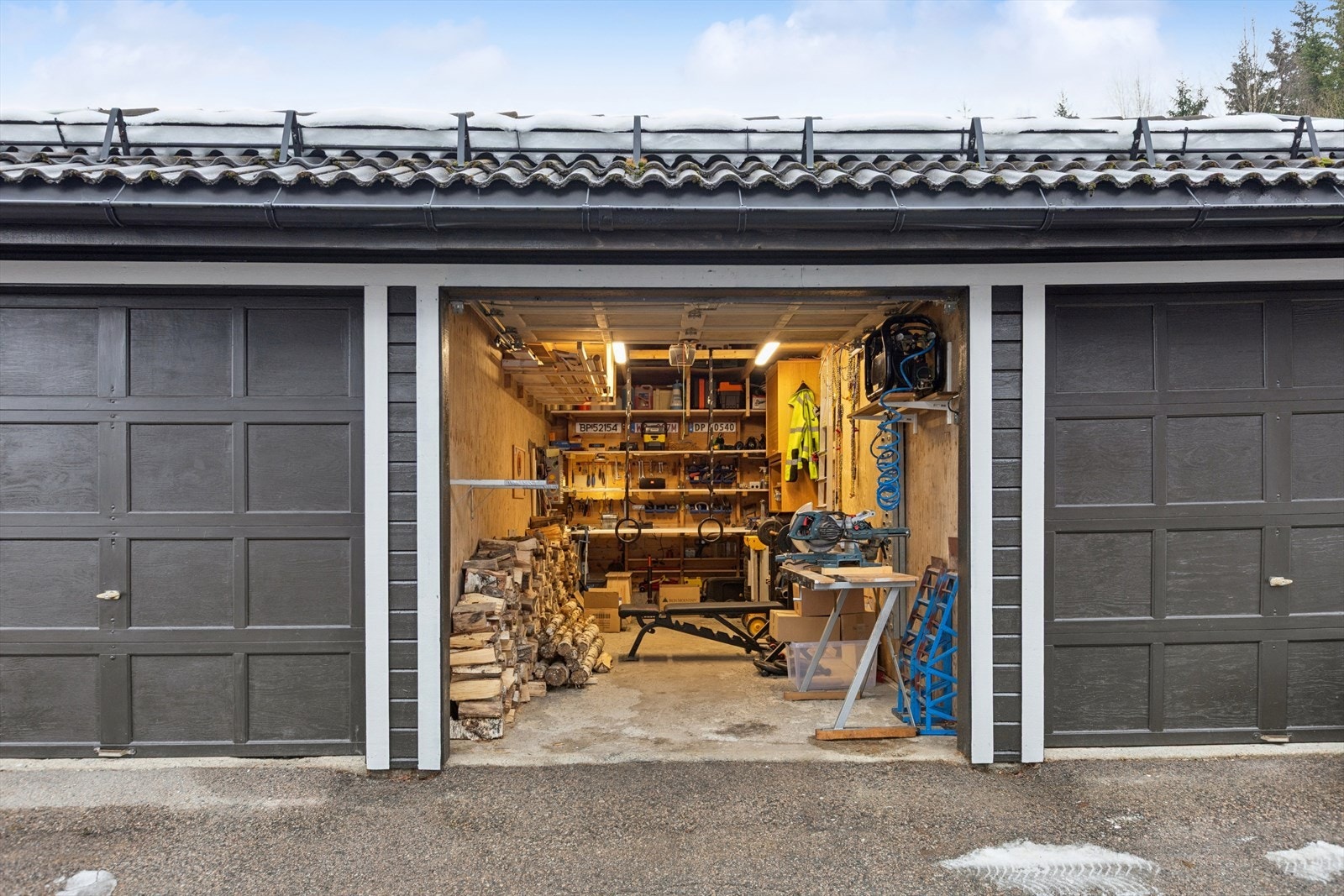 Garasjeplass medfølger, mens Borettslaget har 11 gjesteparkeringer. Galleribilde