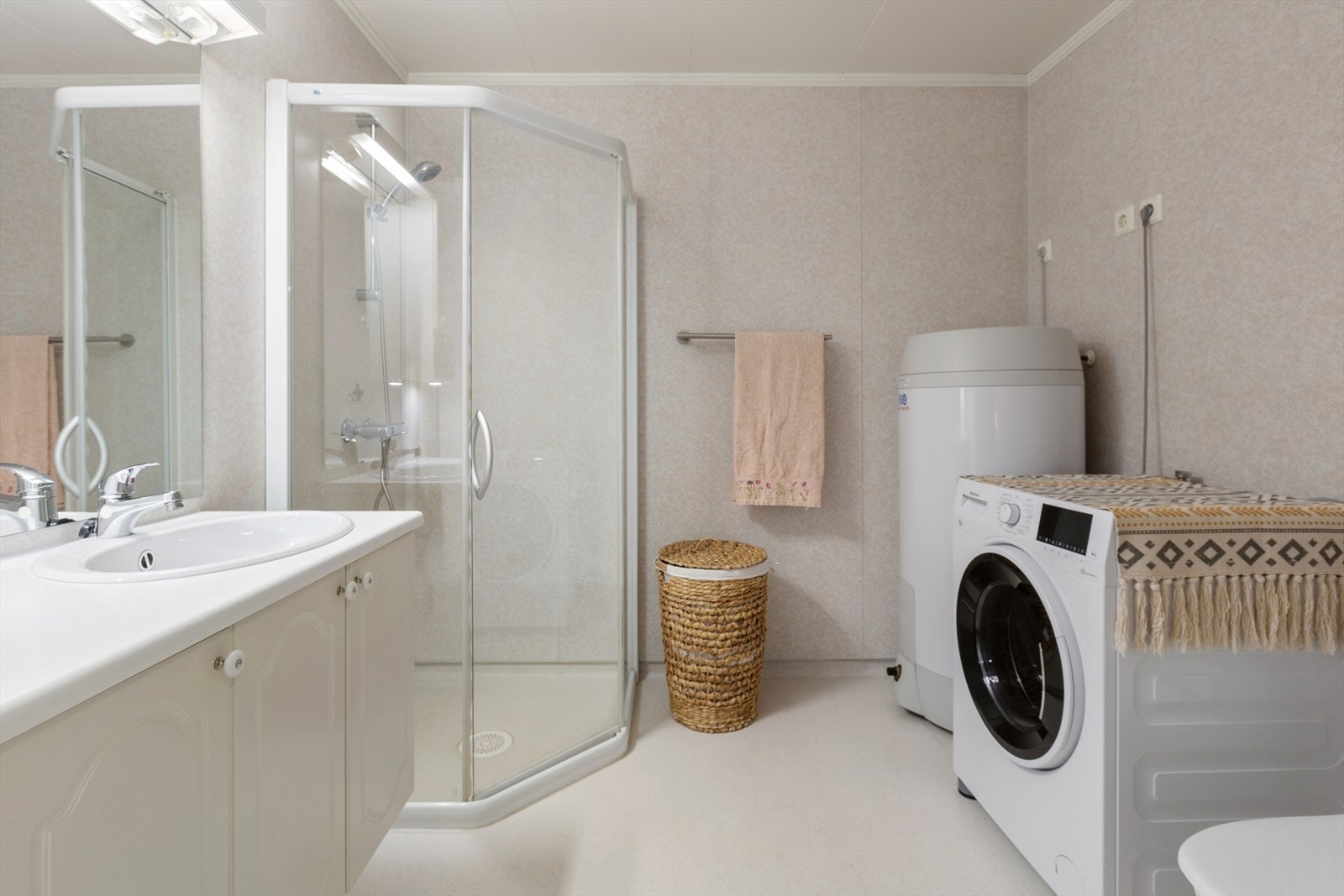 Lyst og tidløst bad med behagelig gulvvarme. Galleribilde