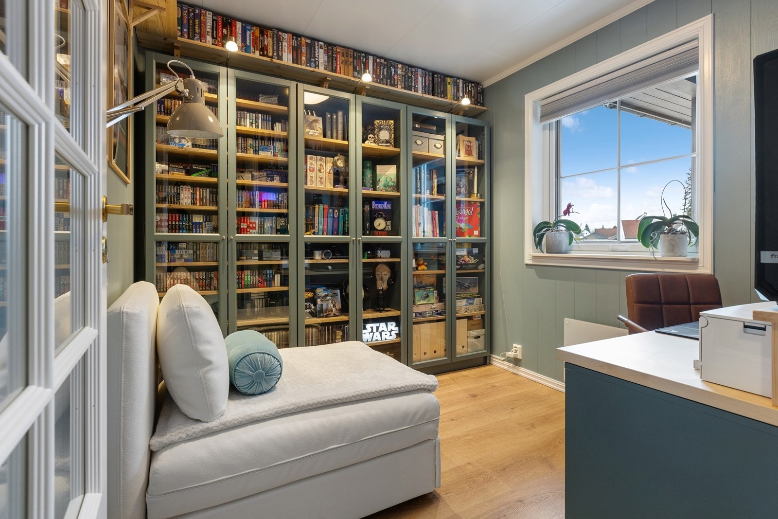 Boligens andre soverom er romslig og har fine farger. Galleribilde