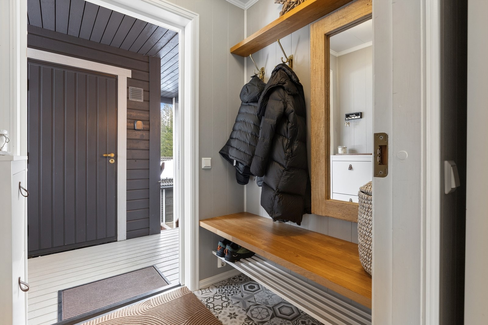 Koselig entré hvor du kan henge av deg yttertøy samt at du kan gå rett ut til boden. Galleribilde