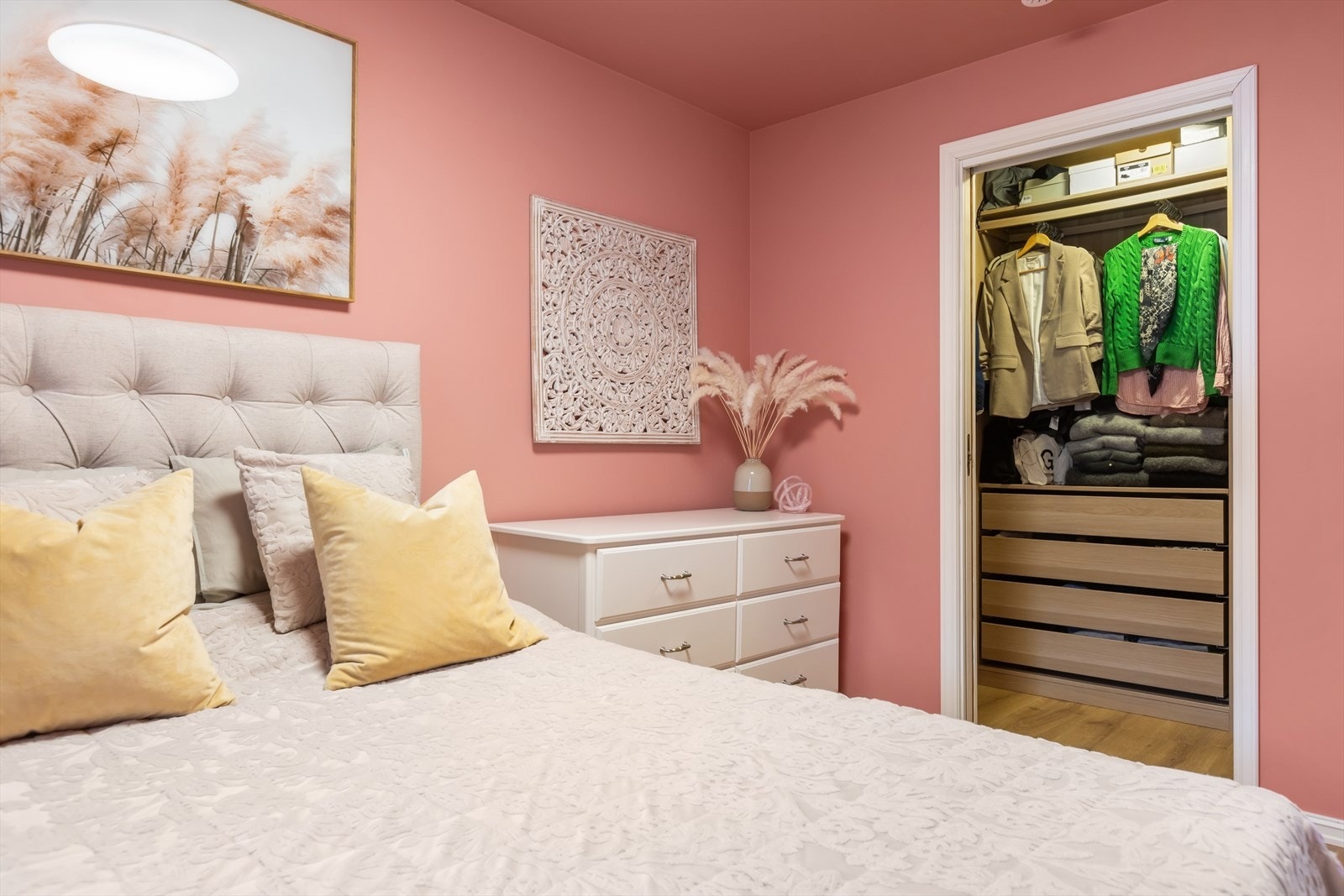 Soverommet har en gjennomtenkt og praktisk Walk-in løsning. Galleribilde