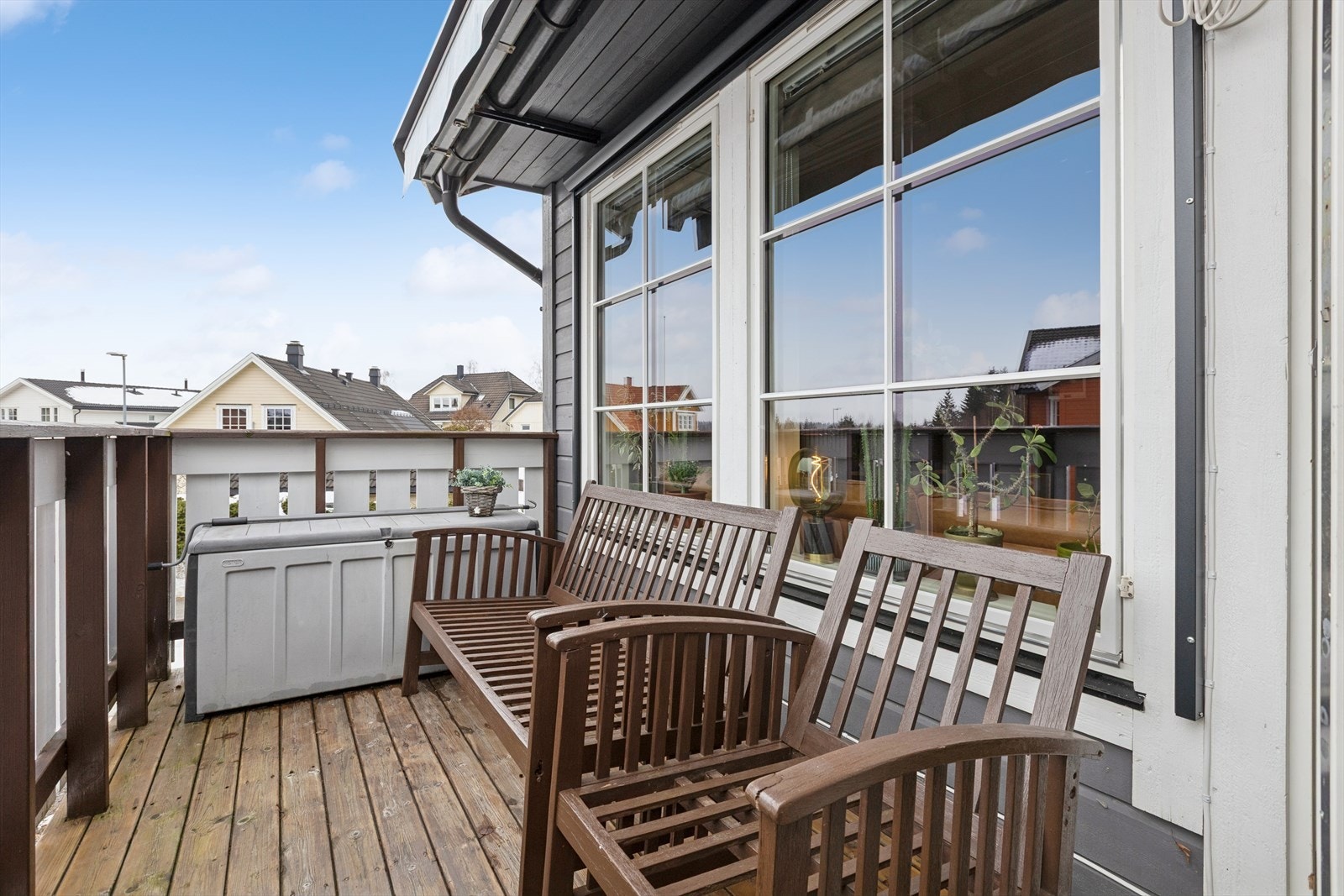 På balkongen er det plass til en sittegruppe slik at man kan nyte sommerkveldene. Galleribilde