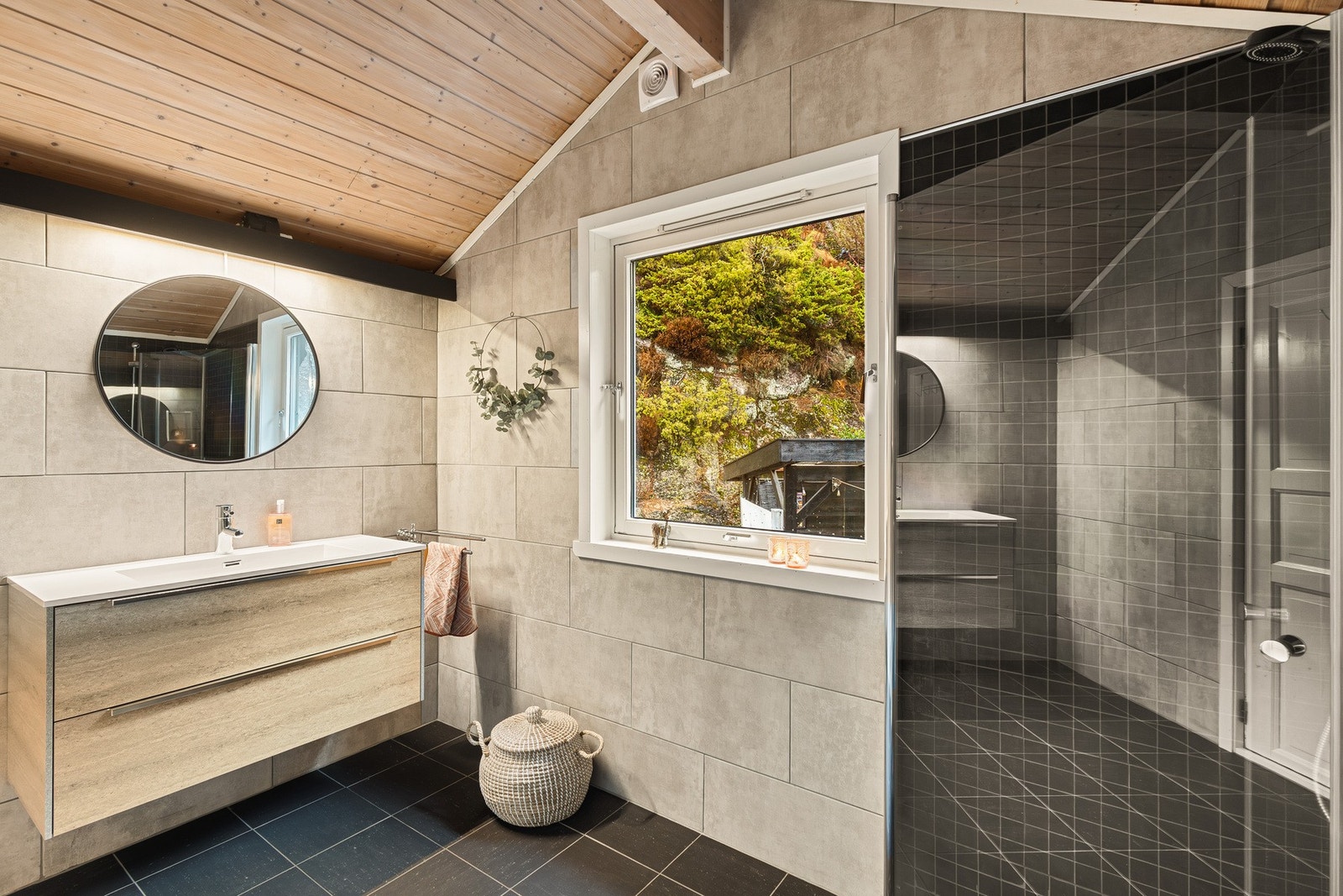 Badet i etasjen måler 5,6 kvm. Galleribilde