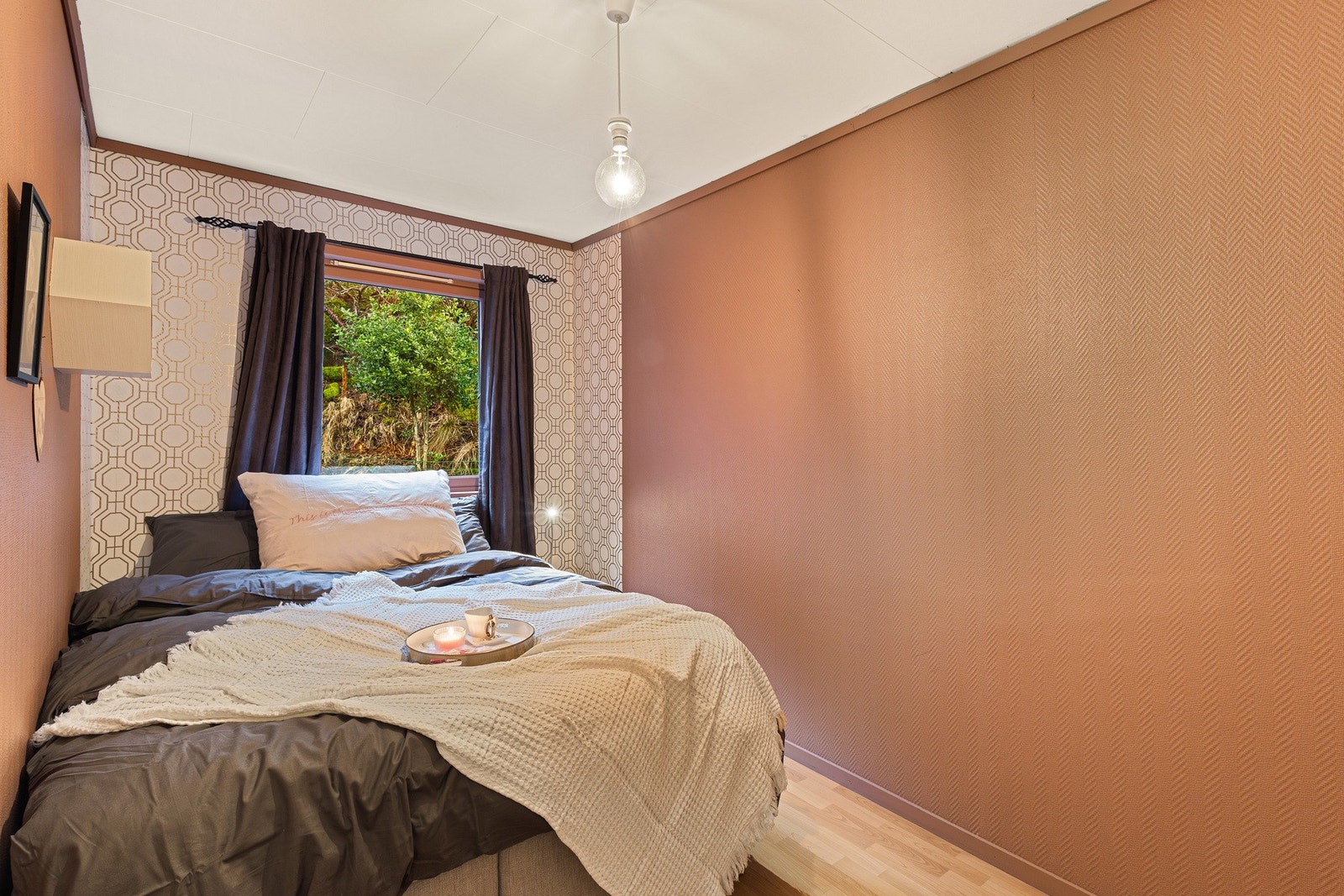 Det andre soverommet har god plass til seng, nattbord og garderobeløsning. Galleribilde