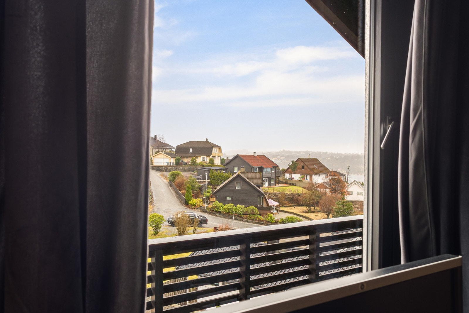 Fra stuen har du også tilgang til en sørvendt balkong på 4,9 kvm. Galleribilde