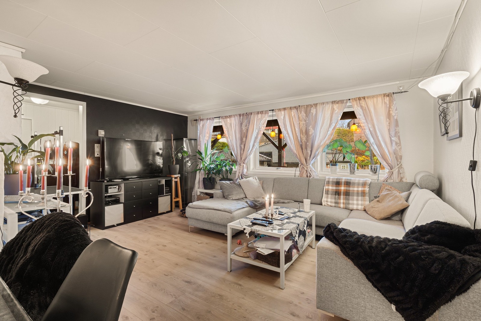 Her kan du innrede med sofagruppe, sofabord, mediemøblement og egen spisegruppe. Galleribilde