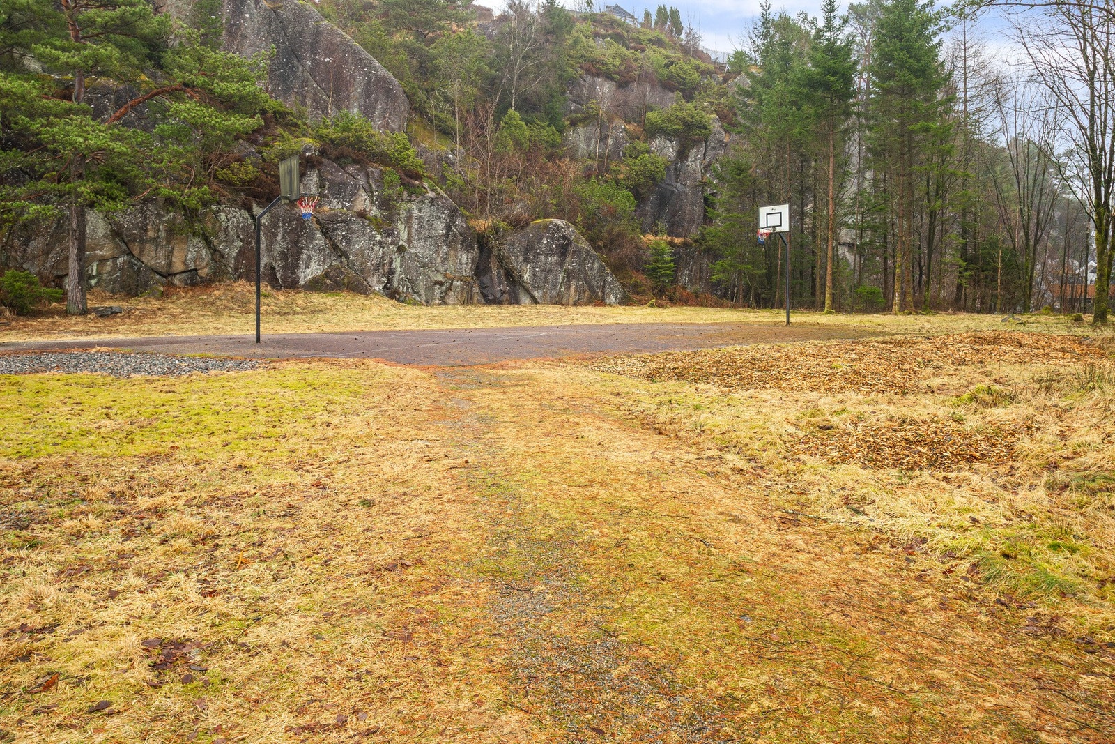 Det er kort vei til sjøen og flere turveier i nærområdet, blant annet mellom Drotningsvik og Alvøen. Alvøskogen ligger like i nærheten. Galleribilde