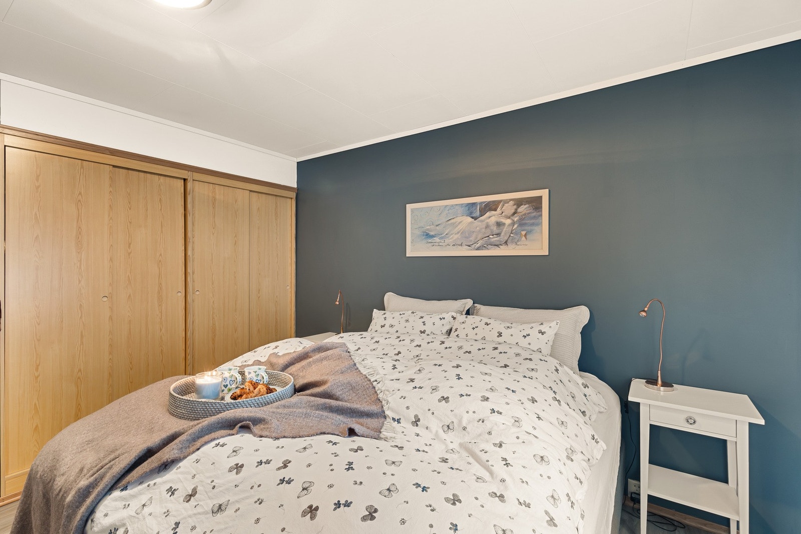 Hovedsoverommet har en praktisk skyvedørsgarderobe for oppbevaring av klær. Galleribilde