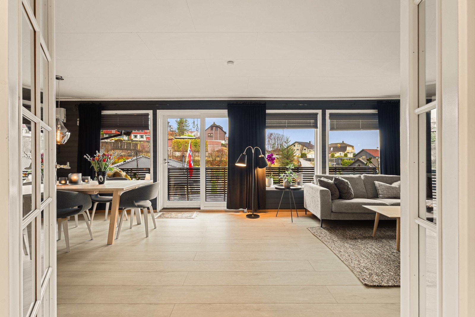 Fra gangen ledes du inn til boligens hjerterom - stuen. Galleribilde