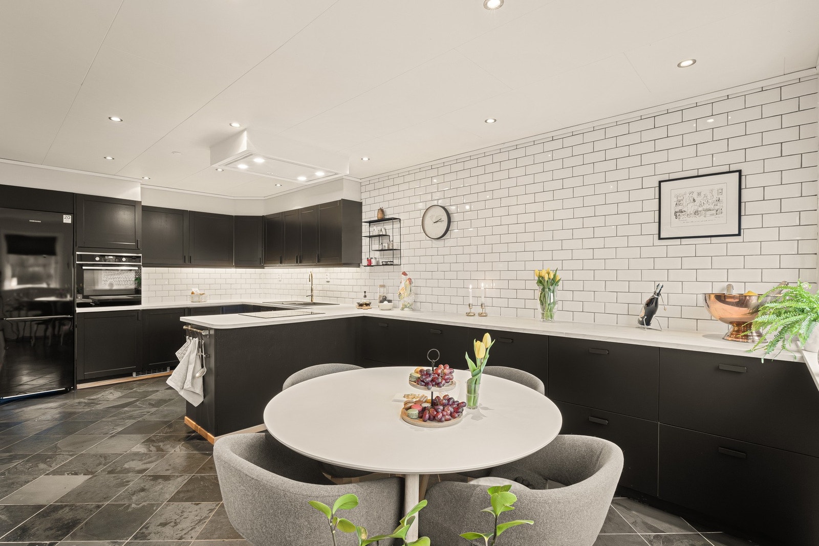 Kjøkkenet har mye arbeids- og oppbevaringsplass. Galleribilde