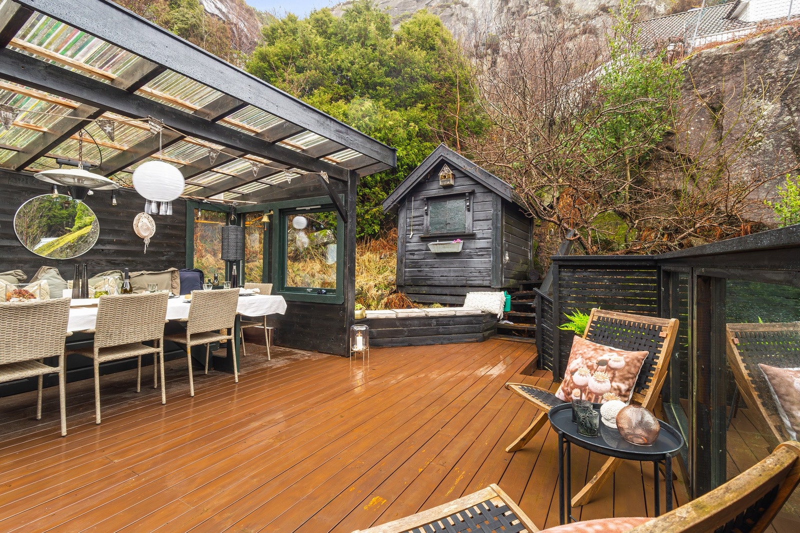 Du har tilgang til terrassen fra blant annet vaskerommet og terrassen på fremsiden av boligen. Galleribilde