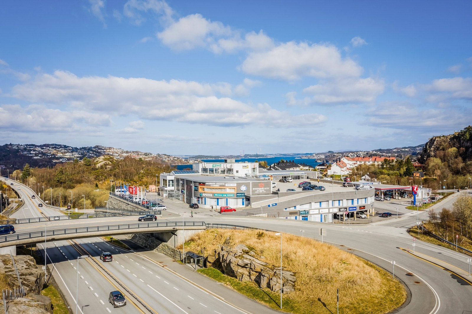 Området har gode kollektivmuligheter med bussholdeplass i nærheten. Galleribilde